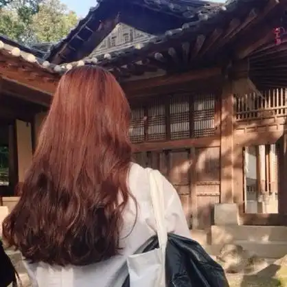 女生长发波浪卷背影图片 据说这是公认最易驾驭脸型的长度-女生图片