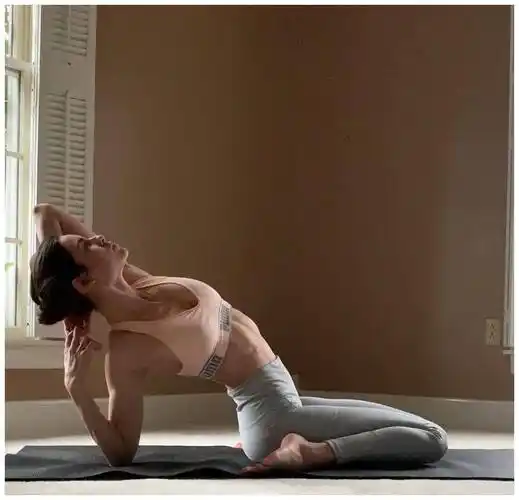 李一桐减龄穿搭,白色衬衫配蓬蓬露出纤细小腿,笑容甜美造型可人_身体