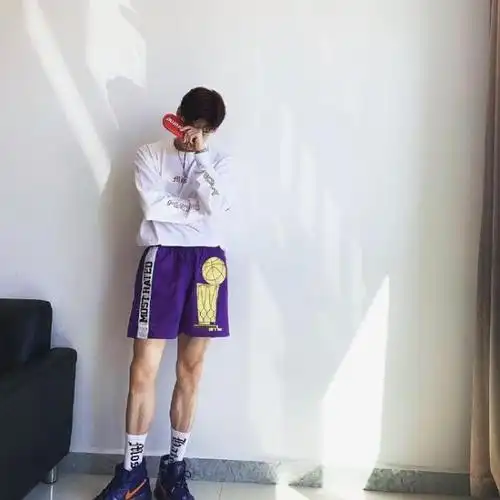 昨晚晒鞋达人白敬亭更新了ins继续花式晒鞋,脚上穿好来一张,鞋子特写