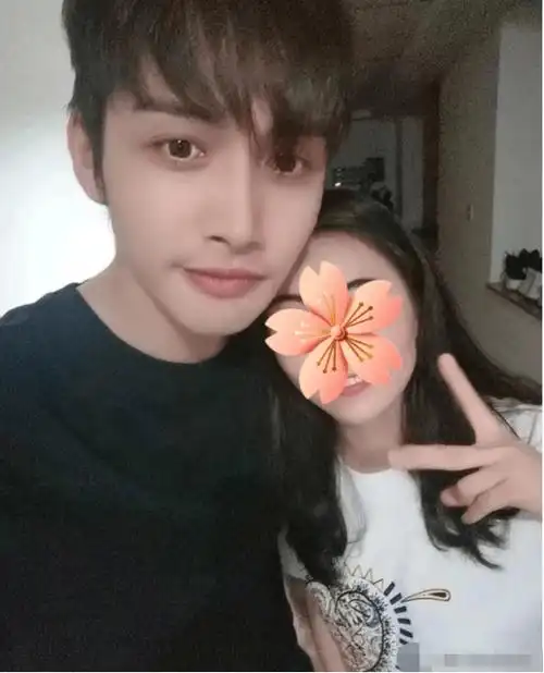 张彬彬现身饭局,发量稀疏引关注,与多位女性友人亲密合照惹争议_照片