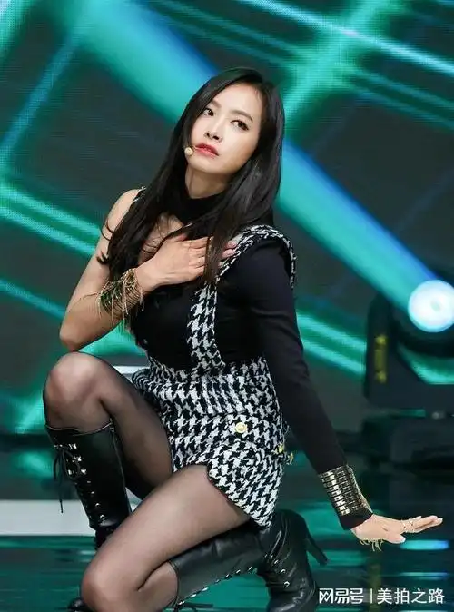 宋茜黑丝长靴秀美腿热辣来袭