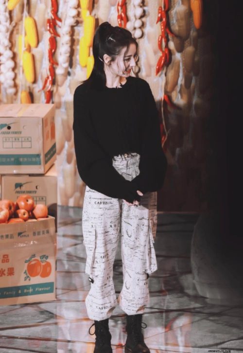 热巴的红毯造型再次惊艳网友!短发配羽毛贵妇装,有种名媛的贵气