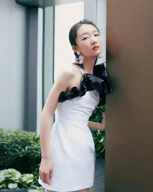 31岁周冬雨素颜度假,水灵可爱但科技感重,小腹隆起被质疑有情况_网友