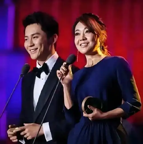 52岁姐弟恋专业户闫妮宣布和44岁李晨的恋情了李晨方回应了