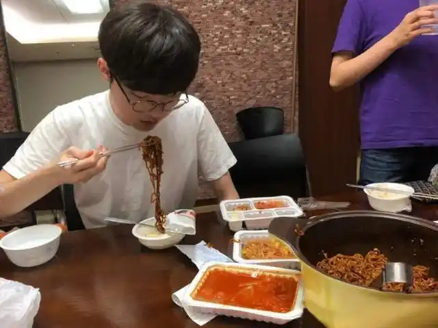 没想到韩国人吃饭的礼仪这么多,网友:不愧曾经是中国的附属国