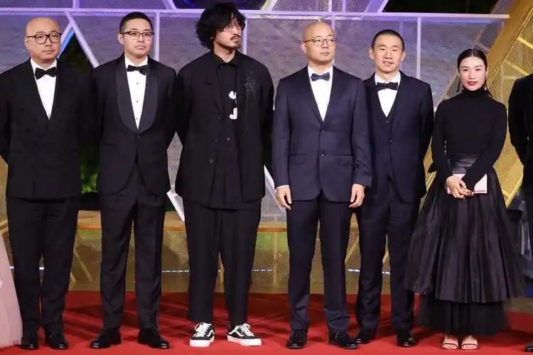 组图:《我不是药神》主创亮相红毯 徐峥王传君等西装革履超霸气