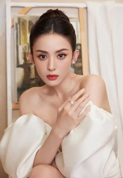 总之,古力娜扎凭借着完美的身材,精致的五官,迷人的魅力和独特的时尚