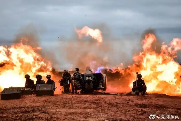 国产新型122毫米榴弹炮开火瞬间