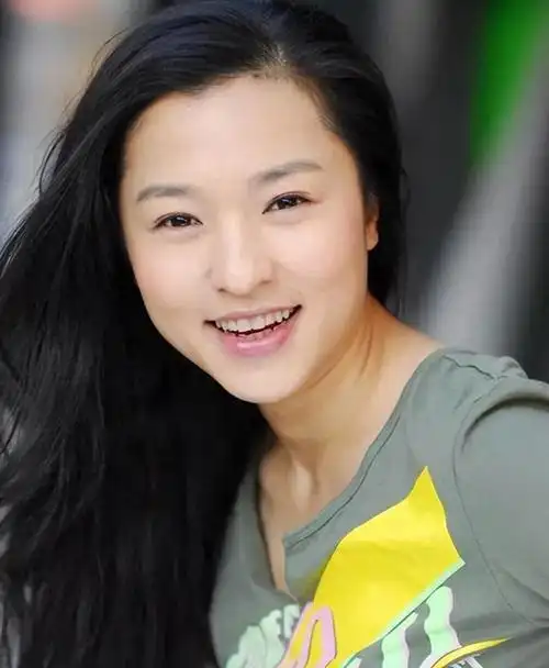 魏小军是一位内地女演员,曾经在《傻春》《正阳门下》《情满四合院》