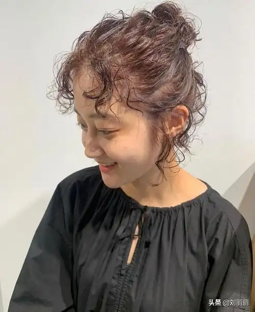 50多岁的姐姐做款纹理烫,利落又年轻,还有很多款流行发型