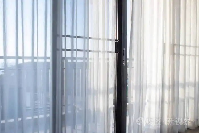 阳光透过窗帘照进卧室