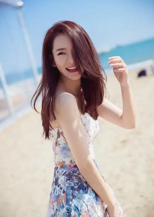 戚薇着抹胸裙海边照片曝光 颜值爆表皮肤白的发光