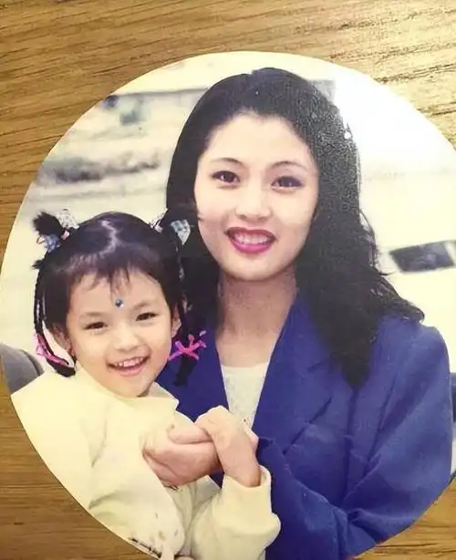 杨钰莹终究是老了,在美颜下看似年轻,但身材发福还是有点暴露了