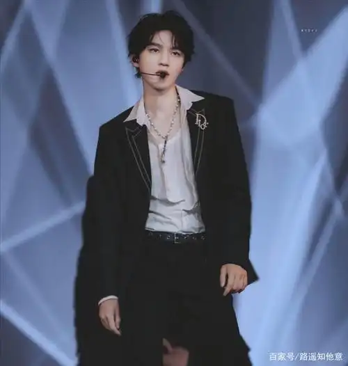 王俊凯跳舞突发低血糖,依旧坚持十几遍的走位,是什么宝藏男孩啊