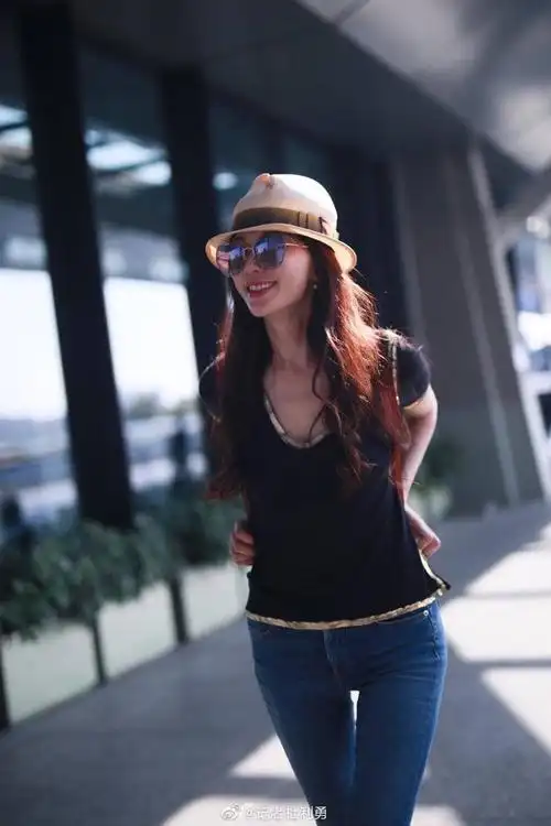 中国娱乐新闻[超话]# 【林志玲度假风清凉现身 黑色v领t恤难掩好身材