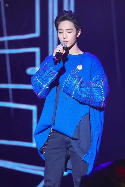 肖战#【肖战】身穿蓝色毛衣深情演唱《满足》的舞台战好帅,好温柔,好