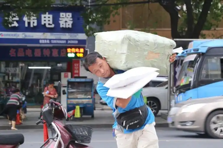 深蓝video男人四十肩上扛的是包裹更是责任