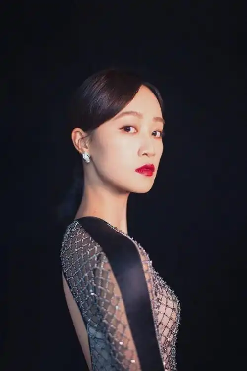 蓝盈莹终于不再低调,一袭开叉露背长裙性感又优雅,好气质太迷人