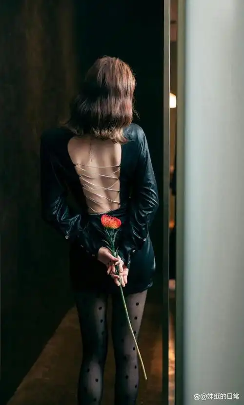 火辣非凡!许佳琪魅惑黑丝大长腿令人心跳加速!