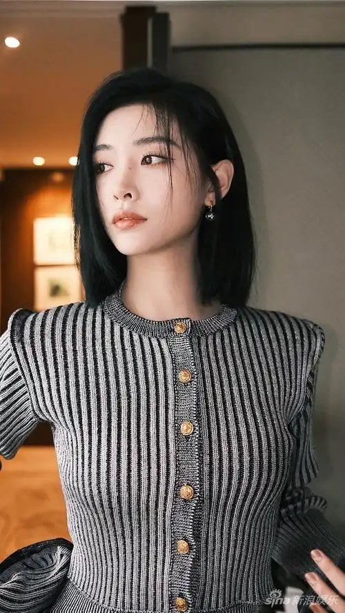 组图许佳琪条纹毛昵套装显优越身段中分短发眉眼清秀