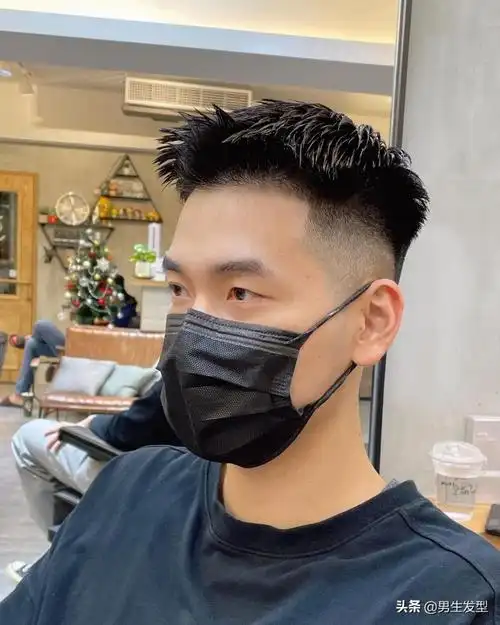 现在男生流行发型(2020年适合男生的发型) - 月牙知识库