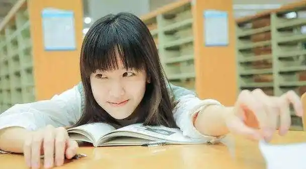 2013年22岁校花远嫁非洲,惨遭虐待被迫卖身,父亲目睹后自杀身亡_陈怡