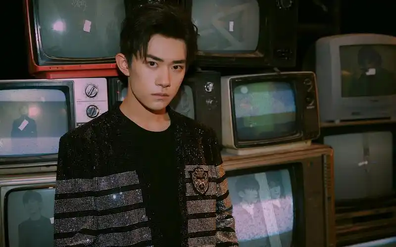 易烊千玺成人礼帅气,高清图片,壁纸-桌面城市