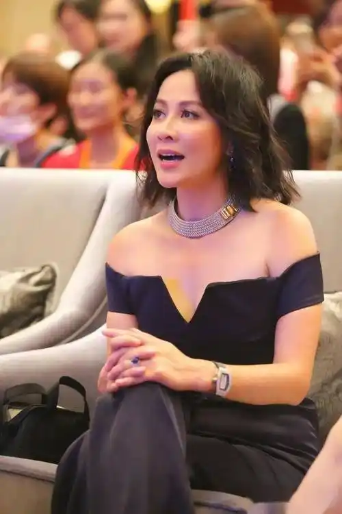 岁月在她身上留不下痕迹,58岁的刘嘉玲身材火辣如初,这谁顶得住!