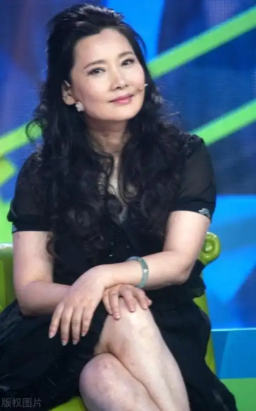 55岁何赛飞真优雅穿旗袍身段凹凸有致不愧是最美姨太太