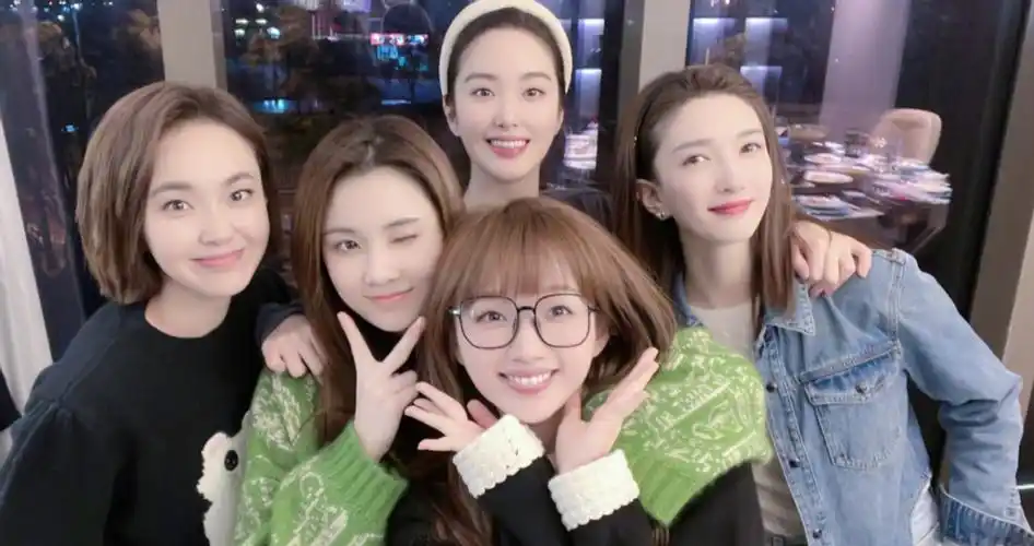 张佳宁晒杀青照35岁江疏影皮肤白到发光在5人合照中好吸睛