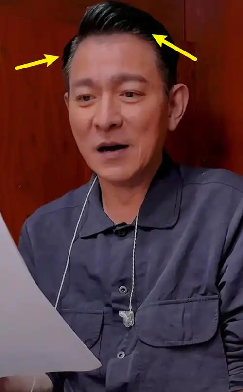 60岁刘德华素颜出镜,头发根部全白,苹果肌下垂皱纹深老了不少