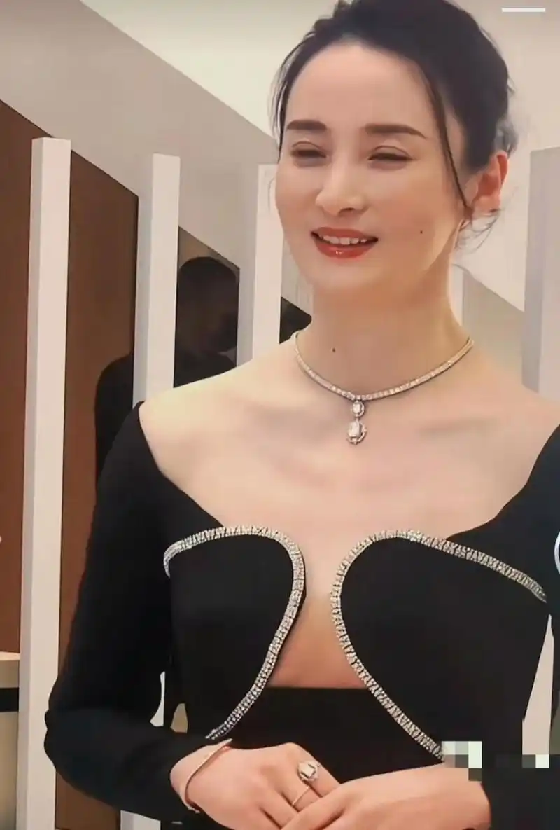 演员,蒋勤勤,48岁,一袭黑色晚礼服,这身打扮真是落落大方!  网友赞:这