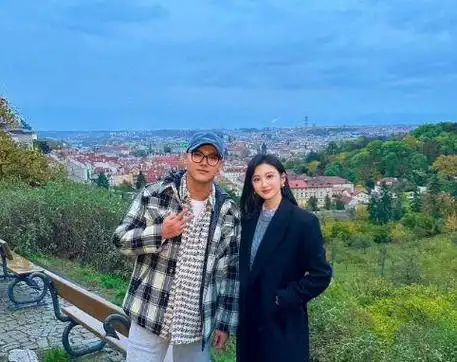 景甜度假与小鲜肉合影,网友热议