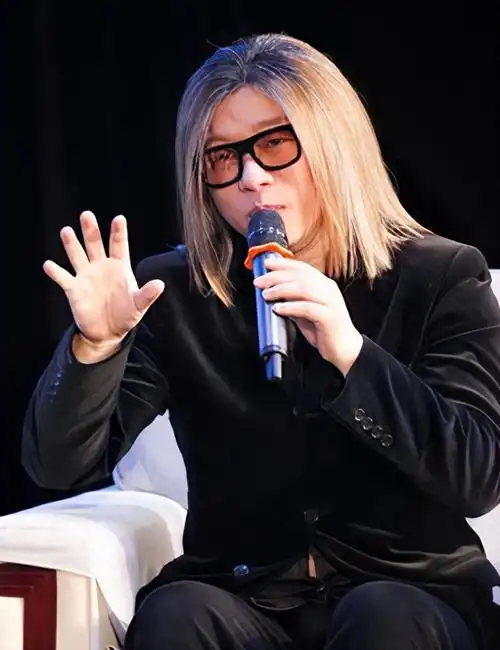 1962年,郭峰出生在四川的一个文艺世家.