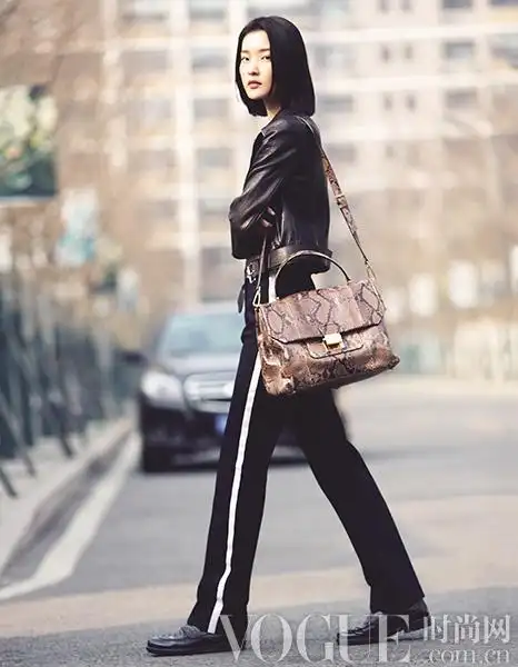 中国名模杜鹃身背miu miu蛇纹挎包亮相街头