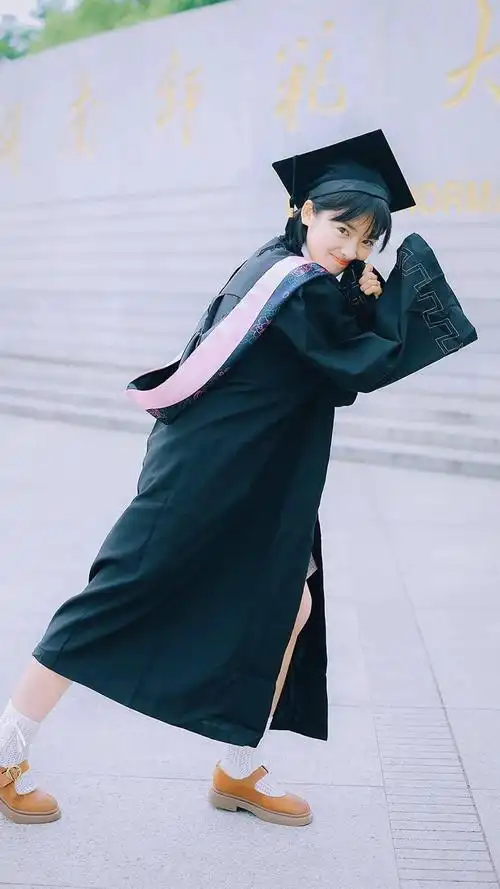 这里可参考她的穿搭以及拍照姿势!