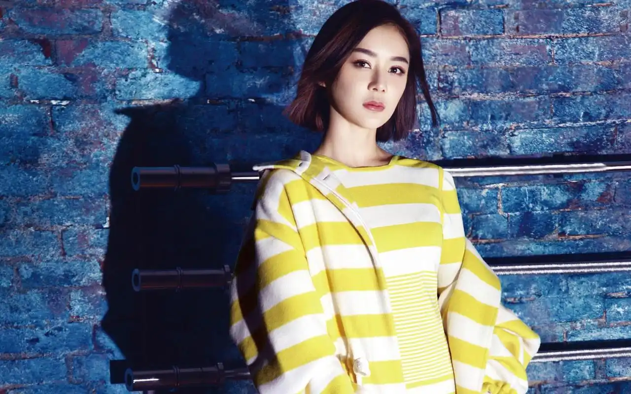 袁姗姗拍戏坠马躺地上半小时完全不能动起来后接着工作