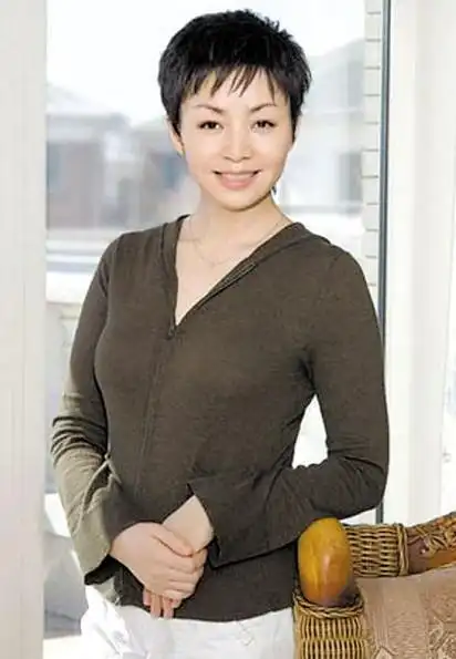 宋丹丹再次炮轰潘石屹:你建那楼确实难看