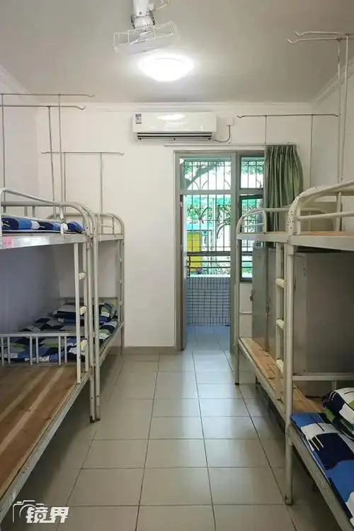 广东省实验中学学生宿舍的上下铺都改成了错开的上下铺.(摄影/吕芳)▼