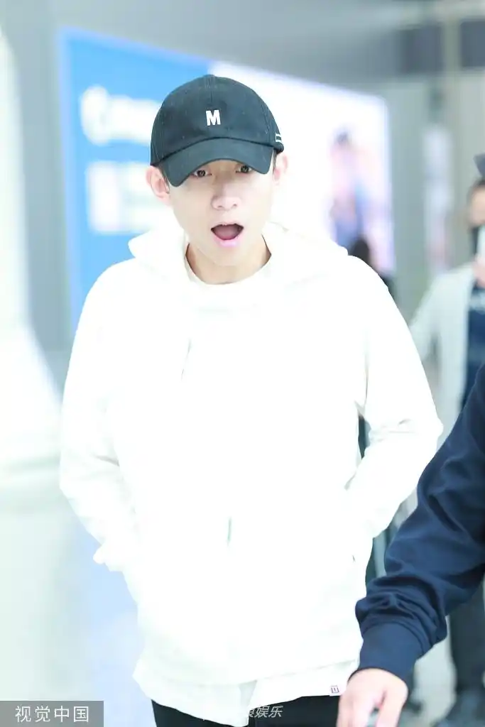 张一山素颜搭机颜值能打 与身边人热聊表情惊讶帅气又可爱