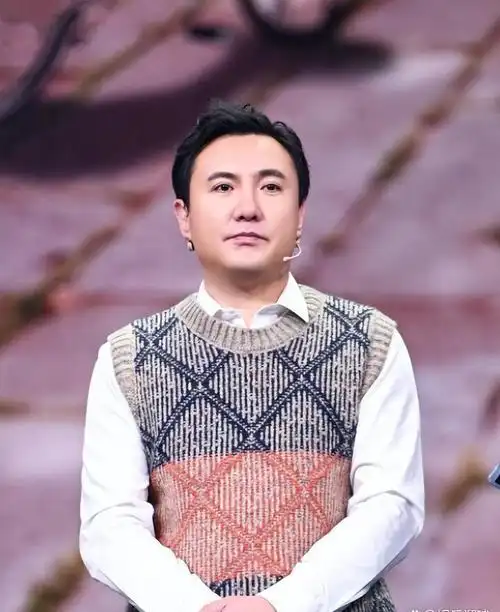 18岁黄渤忍了,18岁沈腾也忍了,看到18岁的雷佳音我憋不住了