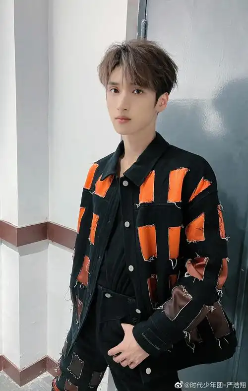 严浩翔: 最新四宫格随拍,比手势也太帅了吧!_高清图集_新浪网