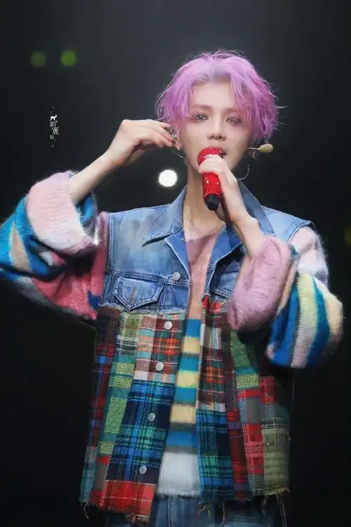 鹿晗帮粉丝跟领导请假#爱豆就是要染发!