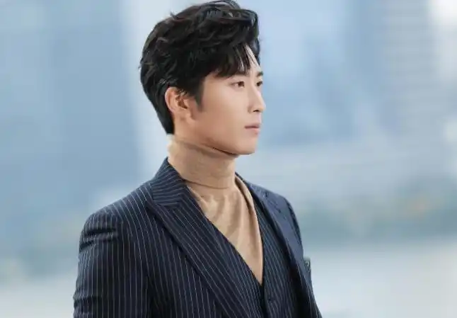 窦骁新剧《十年三月三十日》今晚开播,剧中的靳燃穿搭养眼,气质优越