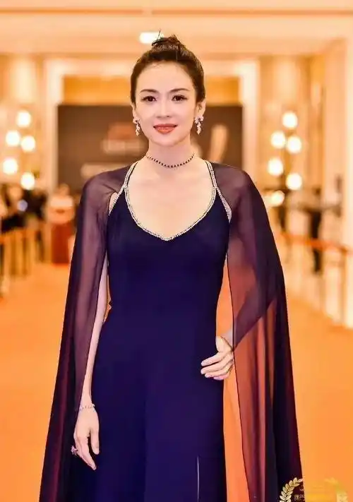 也让衣服的细节有了不少的挺括感觉,整体看,章子怡的这身礼服真的把