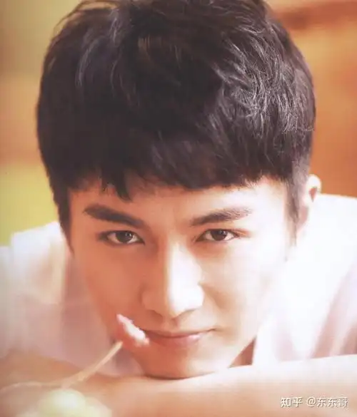 后来他回合肥当代课老师,还遇到了许嵩的表妹余征瑶,两人一谈就对上眼