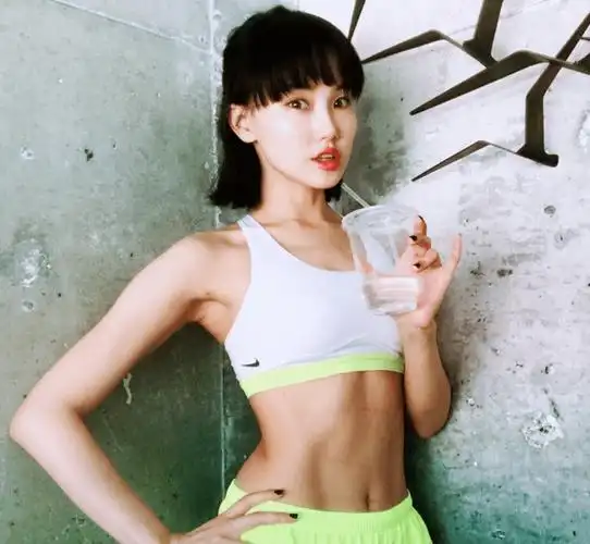 黄龄与男友约会画面曝光,双方正在热恋当中,牵手搭肩极其亲密_许嵩