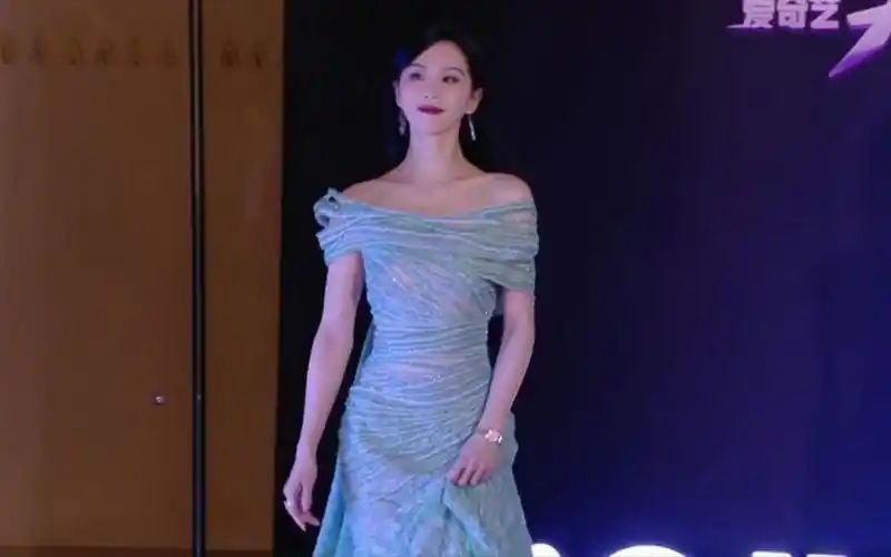 【尖叫之夜红毯】刘诗诗一身蓝色抹胸礼服