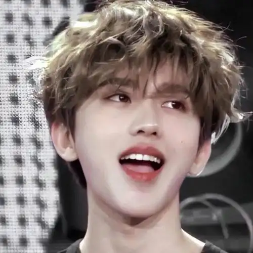 首先从小黑子坤坤的头发开始画,顺着头发画出可爱的练到和帅气的发型