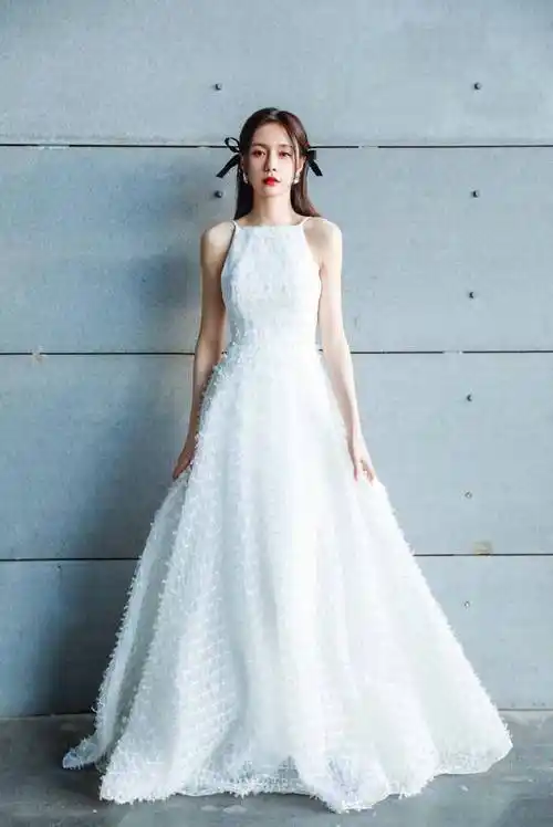 原创1米71沈梦辰又高又瘦穿白色吊带裙出镜肤色黑也很养眼